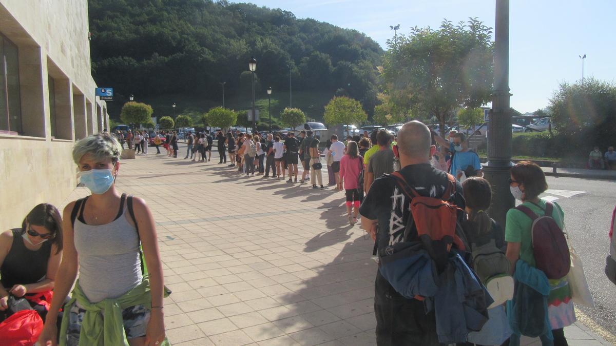 Grandes colas en la terminal de autobuses de Cangas de Onís para subir