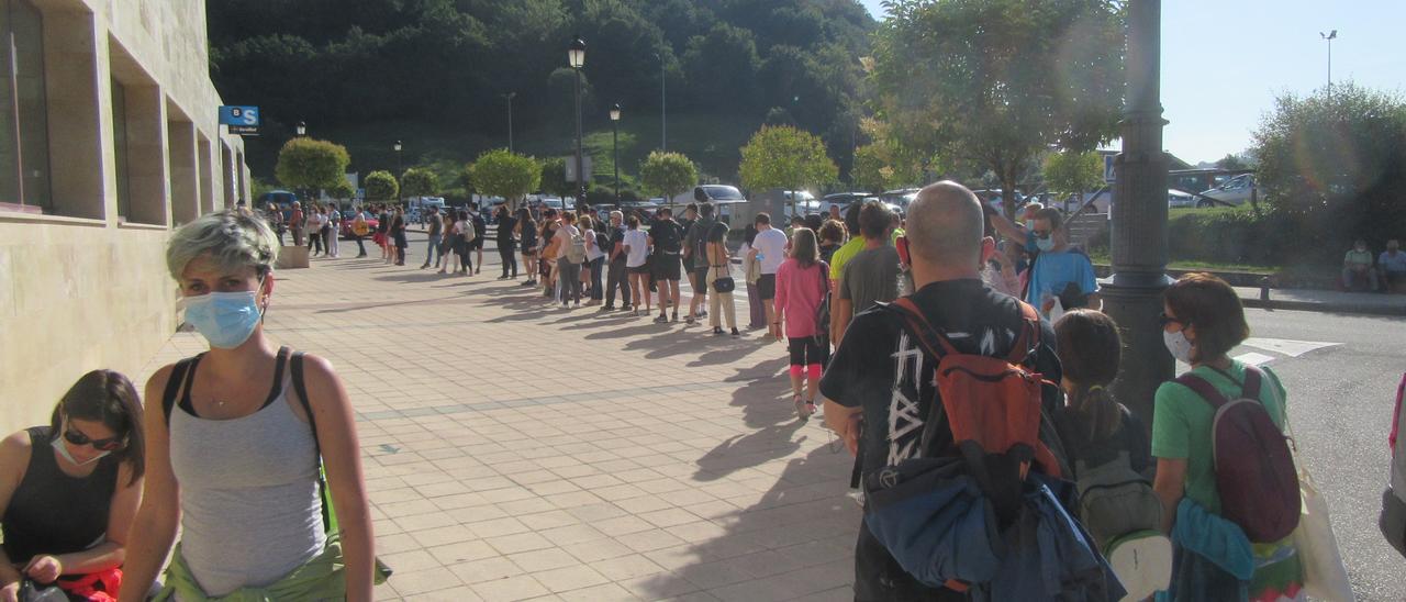 Grandes colas en la terminal de autobuses de Cangas de Onís para subir