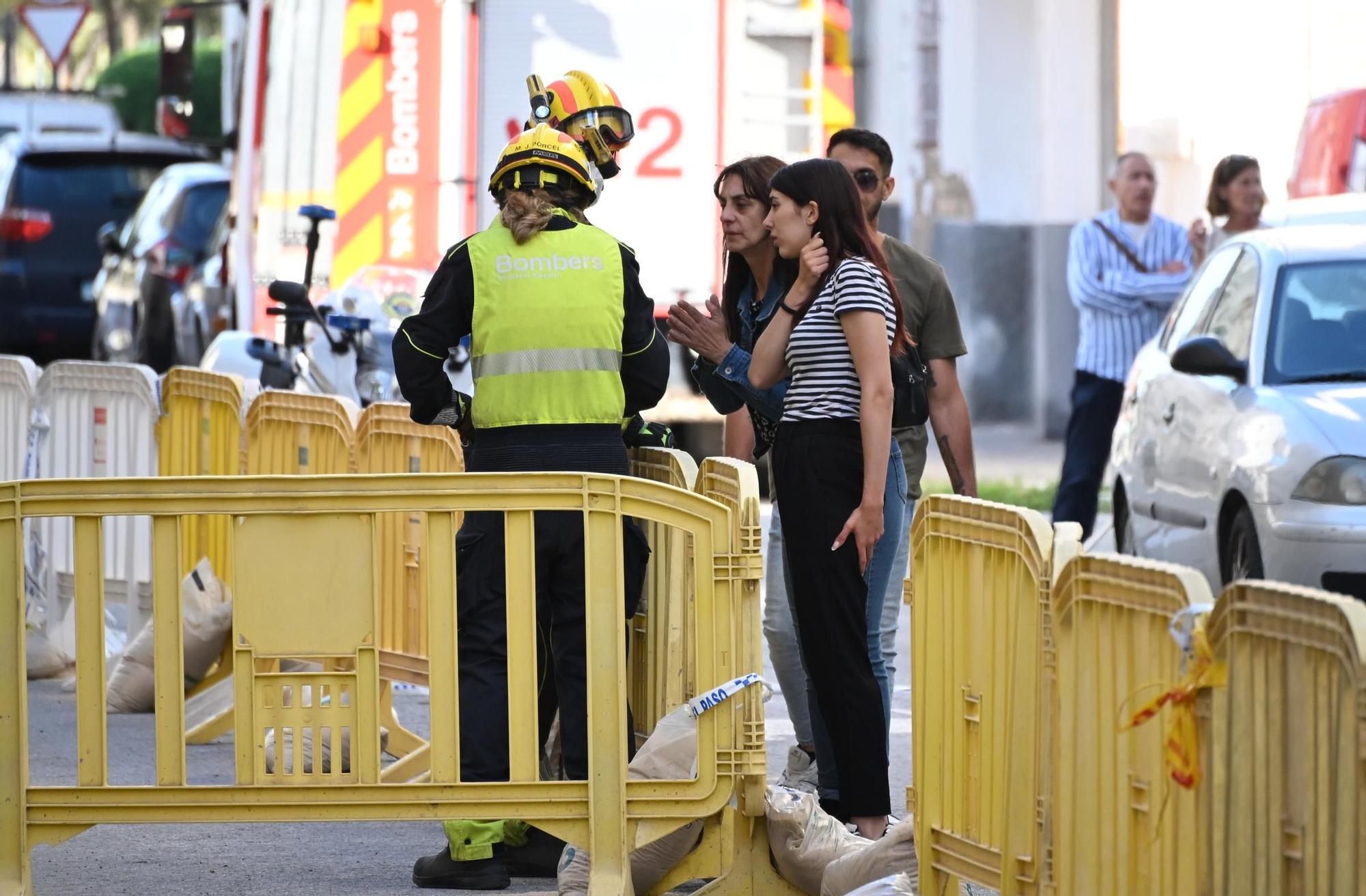 Así están sacando los bomberos las pertenencias de los vecinos desalojados de San Antón en Elche