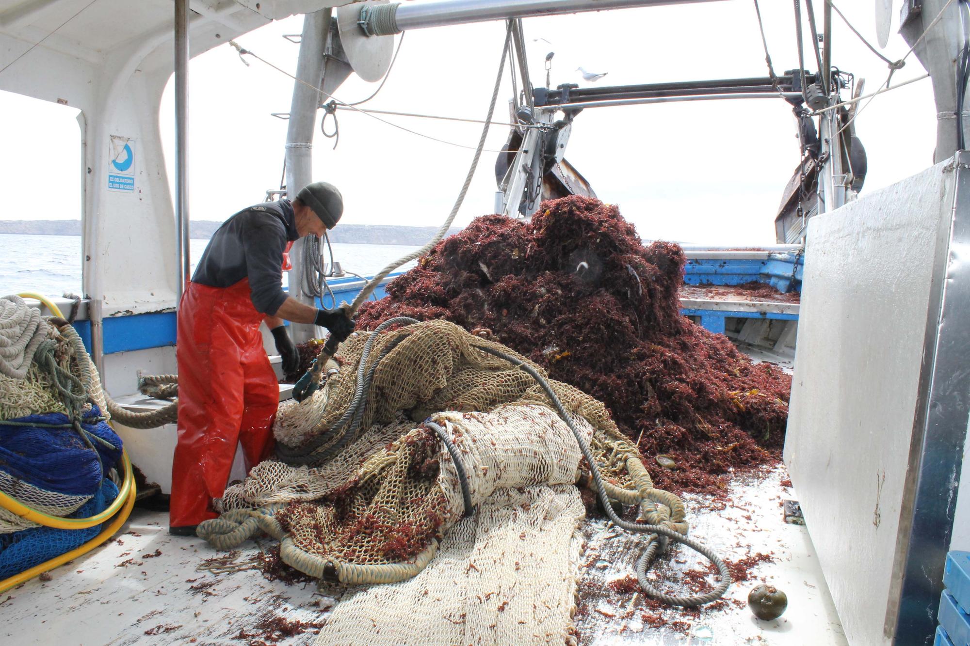 A bordo del ‘Charpat Segundo’, uno de los arrastreros convocados a la huelga contra la «criminalización» de la pesca y las medidas de la UE