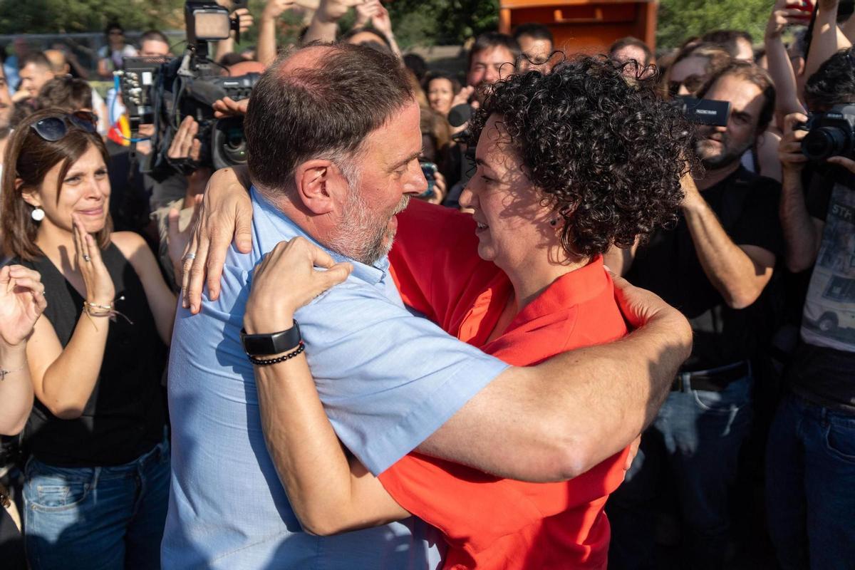 Abrazo entre Marta Rovira y Oriol Junqueras en una imagen de archivo.