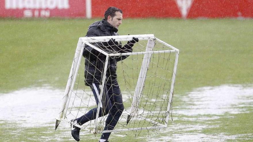 Baraja recoge una portería bajo la lluvia en el entrenamiento del pasado lunes en Mareo.