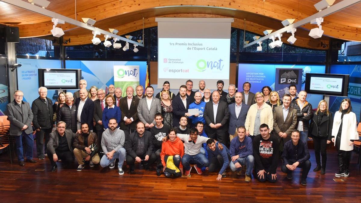 Sergi Mingote (de azul, centro) junto al secretari general de l'Esport, Gerard Figueras, y el resto de representantes y  asistentes a la presentación de los Premis Inclusius de l'Esport Català