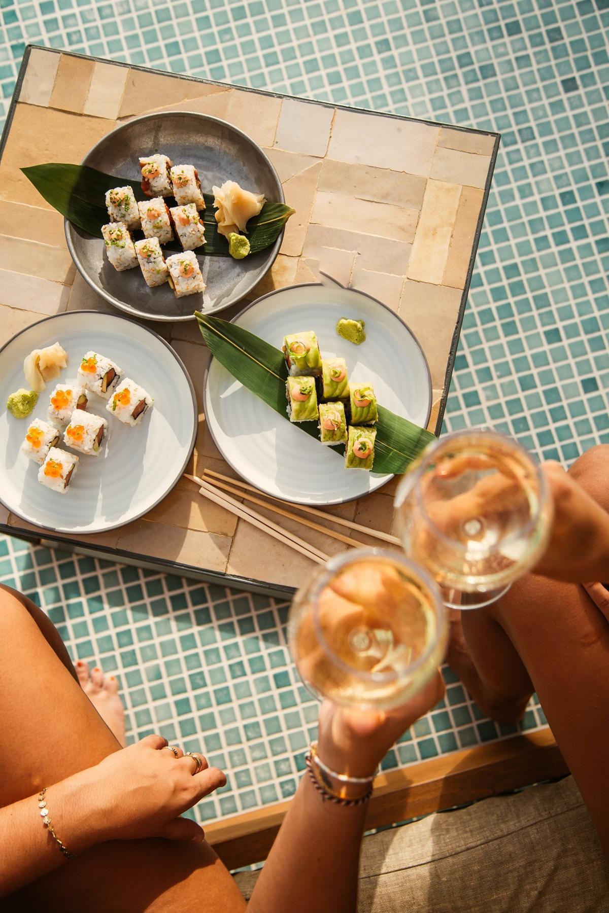 En Bungalow podrás disfrutar de una rica comida junto a la piscina.