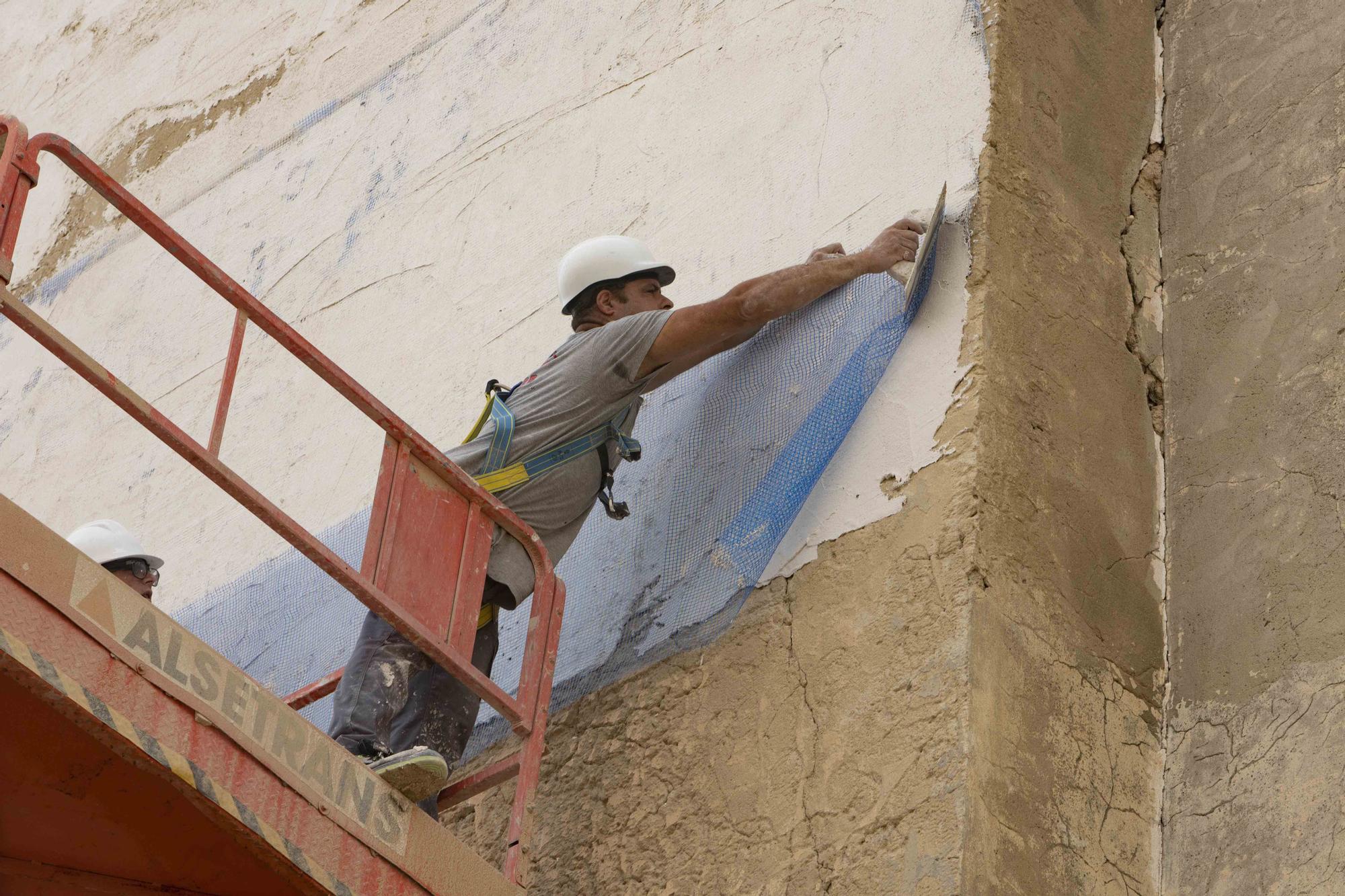 Rehabilitan la fachada y el campanario de la iglesia de Otos gracias a las aportaciones de los feligreses