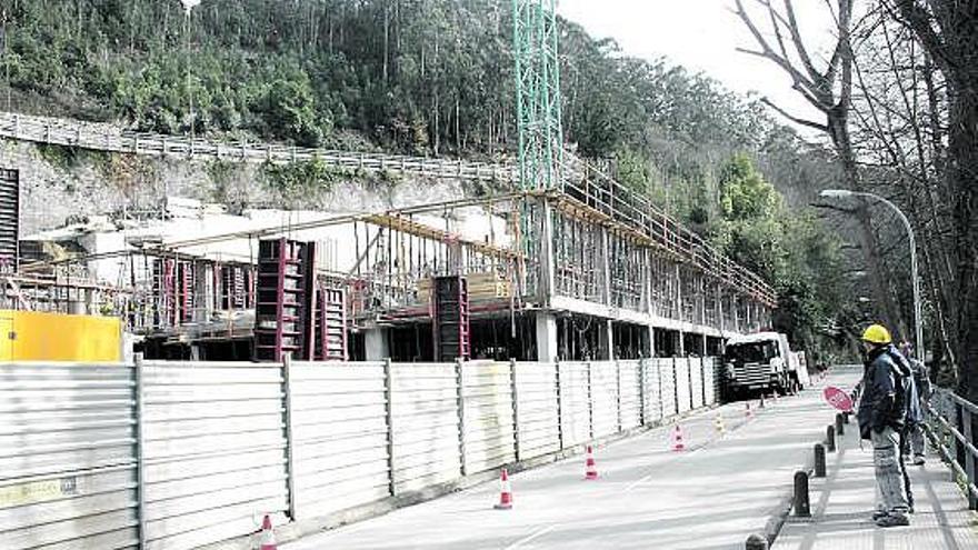 Obras del aparcamiento de dos alturas de Luarca, en la zona de la antigua Curtidora.