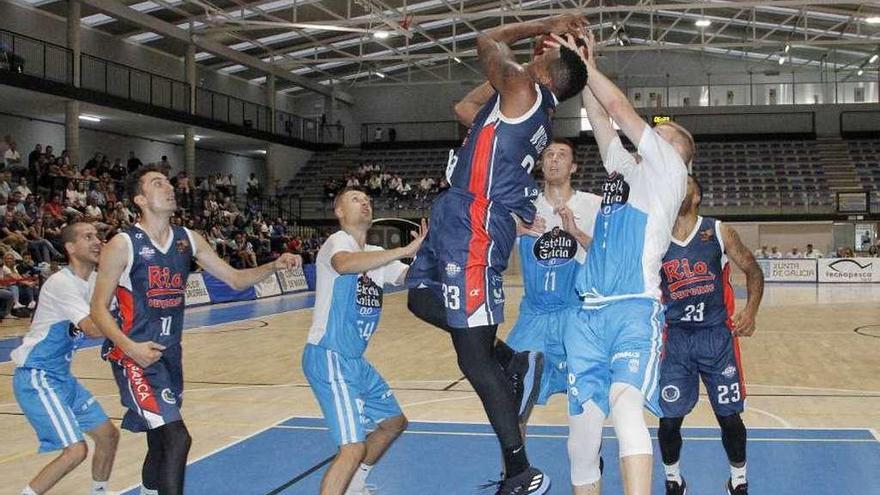 El pívot del COB Earl Watson pelea un rebote en el partido de ayer en A Raña. // Santos Álvarez