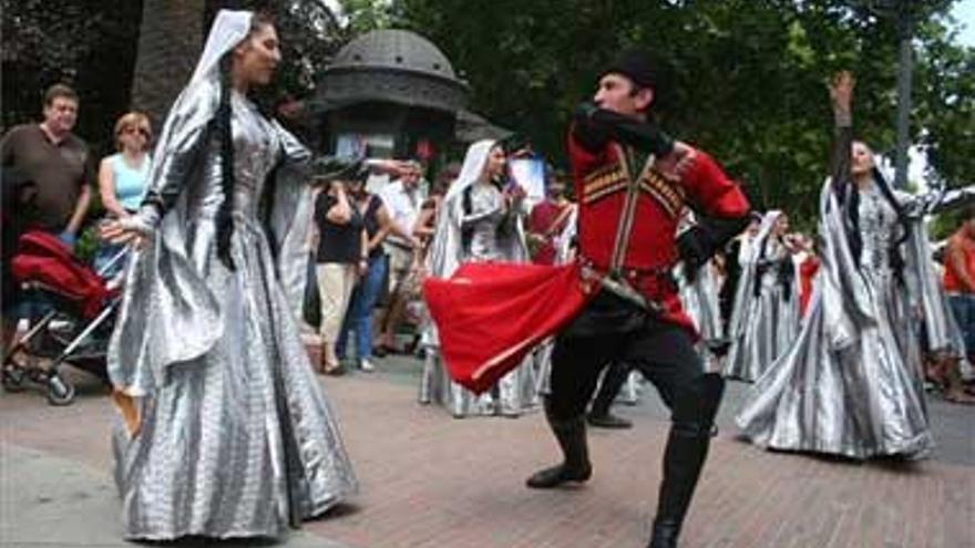 Los bailarines abren el festival con el desfile por la ciudad y una gala