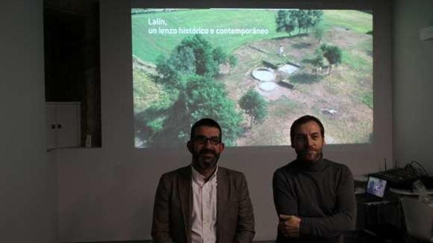 Vilariño y Fernández, delante de uno de los planos del vídeo.
