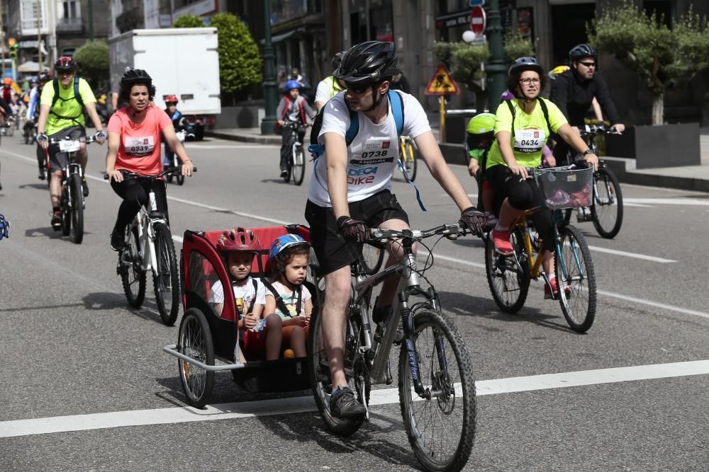 Centenares de vigueses de todas las edades participaron ayer en la marcha ciclista A Pedaliña que recorrió el centro de la ciudad para conmemorar el Día Mundial del Medio Ambiente y a favor de Unicef