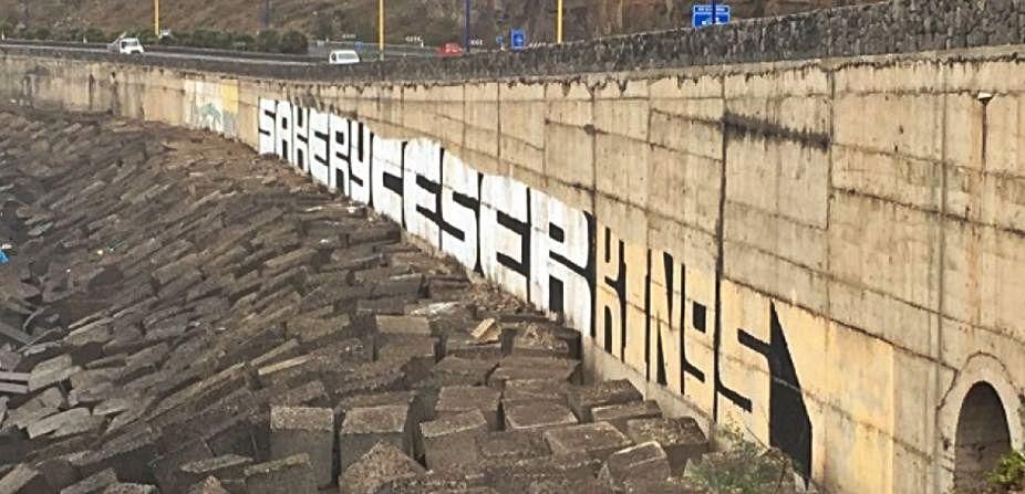 Grafitis en la carretera GC-2, a su paso por El Rincón. | | LP/DLP