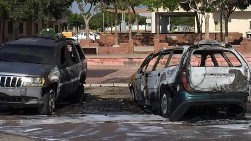 Estado en el que quedaron los turismos tras sofocar los bomberos el incendio.