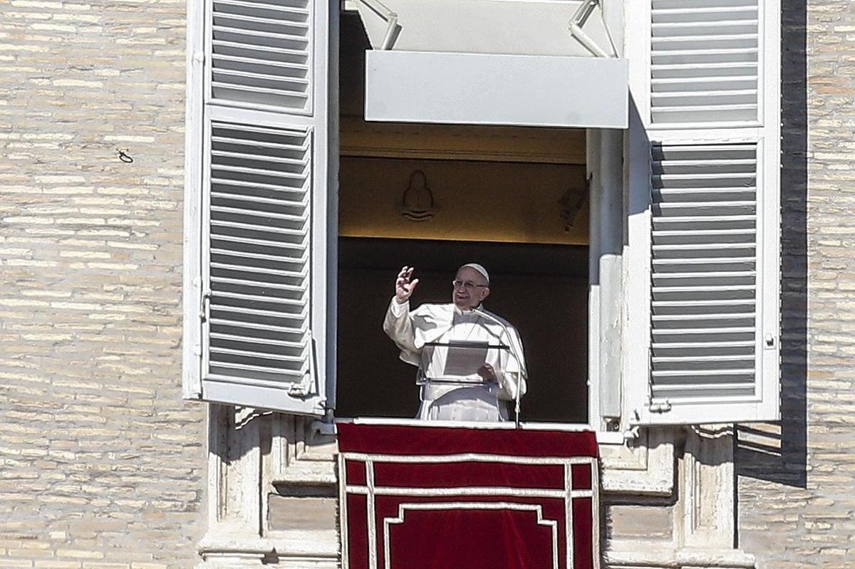 VAT100. Vatican City (Italy), 06/01/2019.- Pope Francis greets faithful from a window of the Apostolic Palace during his Angelus prayer at Saint Peter’s Square, Vatican City, on Epiphany Day 06 January 2019. (Papa) EFE/EPA/FABIO FRUSTACI