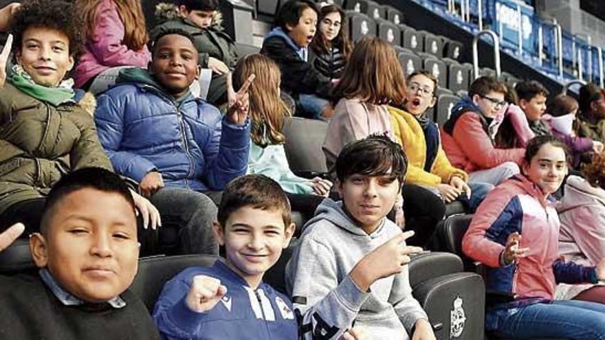 Alumnos del CEIP Raquel Camacho de A Coruña, último centro que visitó Riazor, en marzo.