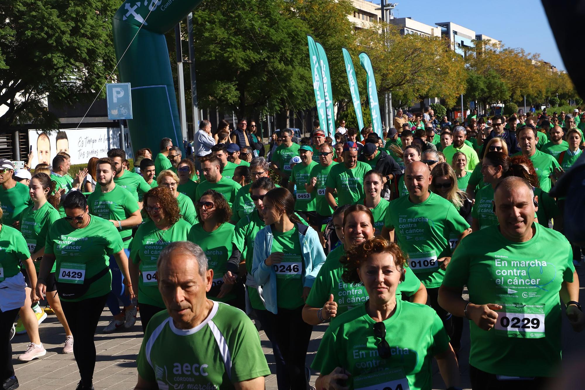 La Asociación Española contra el Cáncer convierte el Vial en una gran marea verde