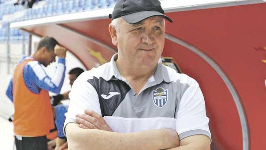 El entrenador del Baleares, Manix Mandiola, ayer antes del partido.