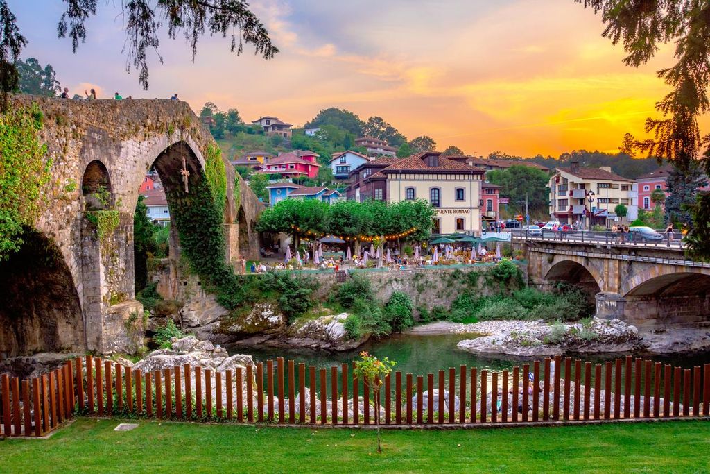Cangas de Onís a la orilla del río Sella, en Asturias