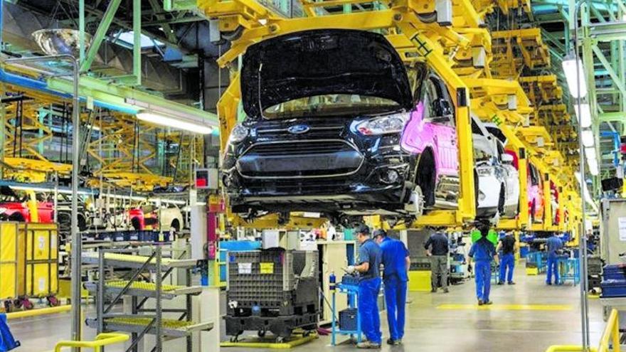 Línea de trabajo de la planta 
de vehículos de la factoría de 
Ford en Almussafes.  Levante-EMV