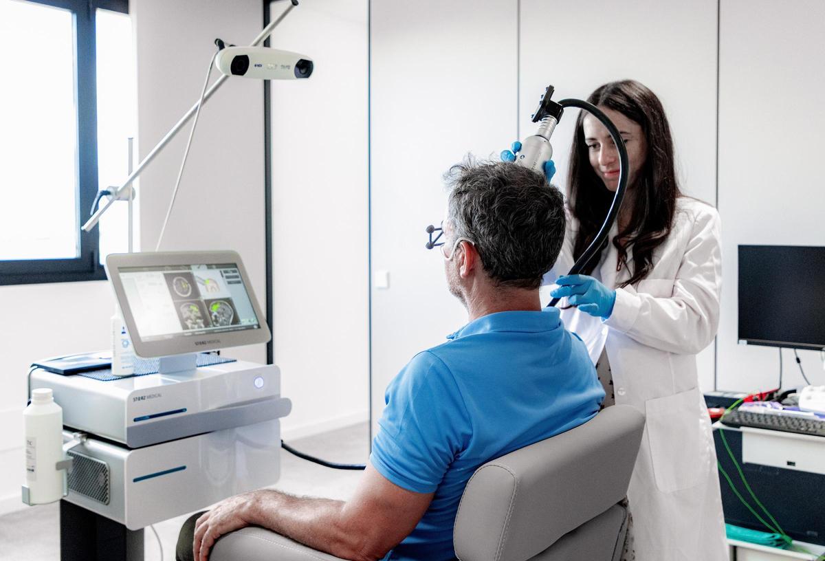 Ein Patient bei der Behandlung mit dem Neurolith-Verfahren bei der Klinik IMAR in Palma