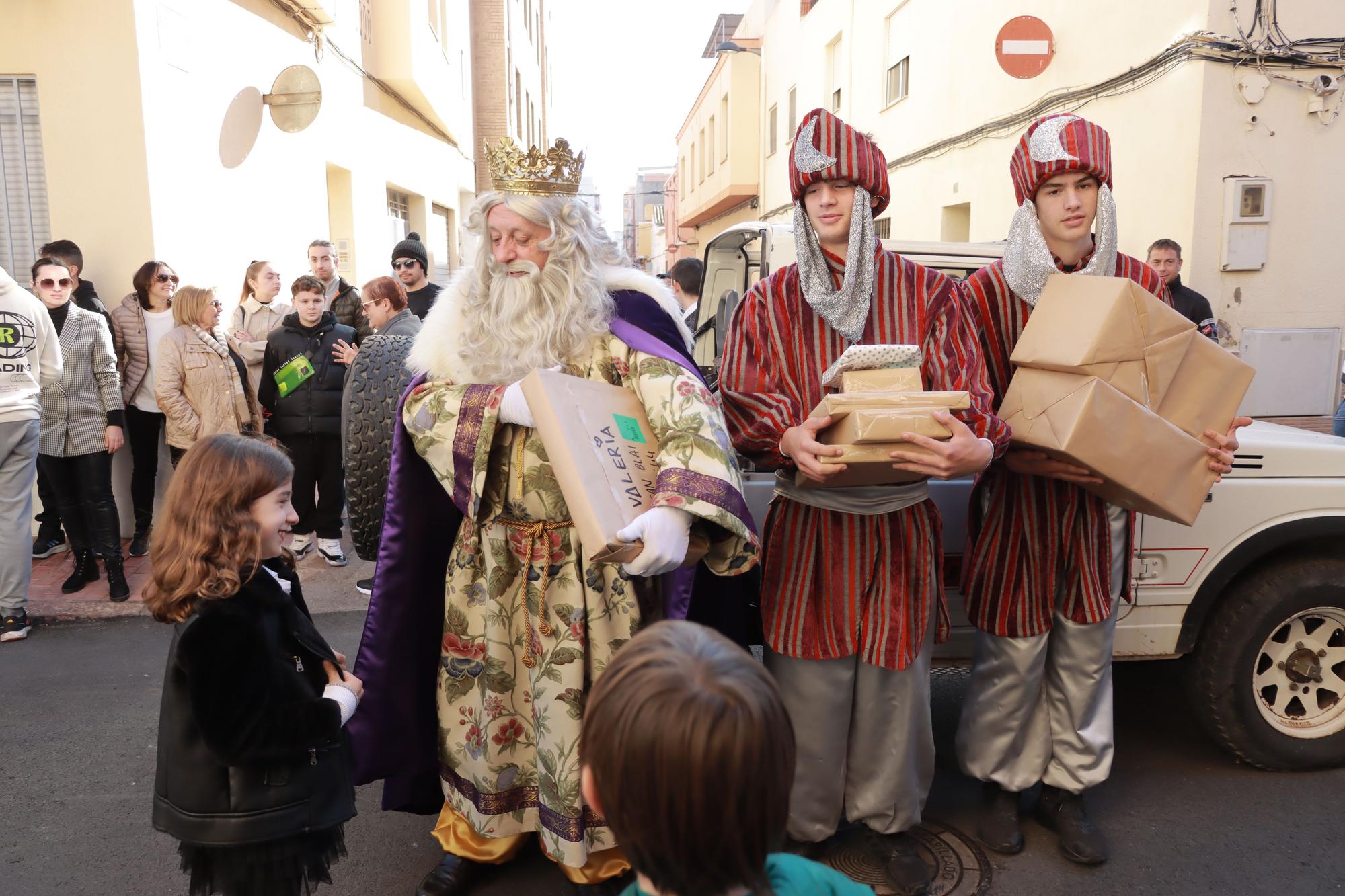 Los Reyes Mayos premian a los vecinos de Vila-real con cientos de regalos en este 2023