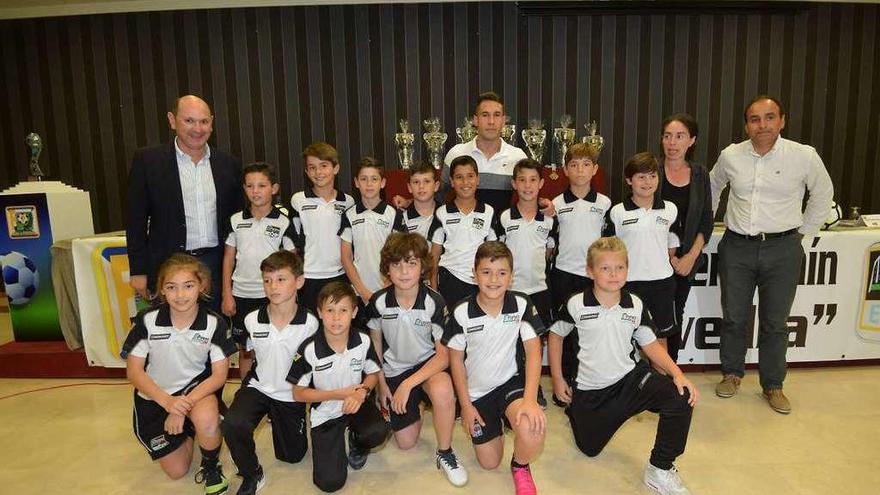 Los jugadores del Portero 2000 durante la presentación del torneo que apadrinó Hugo Mallo. // G. Santos