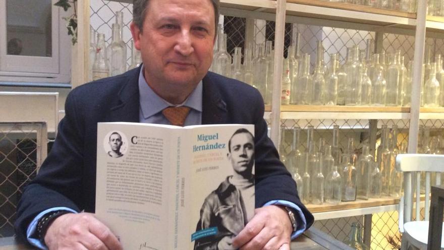 José Luis Ferris, con la biografía de Miguel Hernández