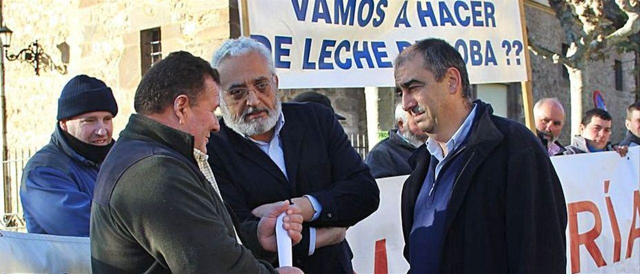 Tito Rojo, a la izquierda, con responsables del parque, en una imagen de archivo, durante una protesta de ganaderos y productores de queso. | R. D.