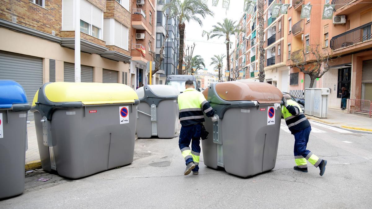 Recogida de residuos por parte del servicio de basuras de Paiporta.