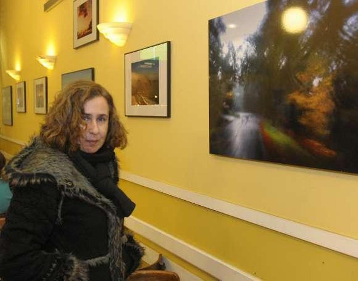 Marta Capote, frente a una de sus fotografías. / víctor echave