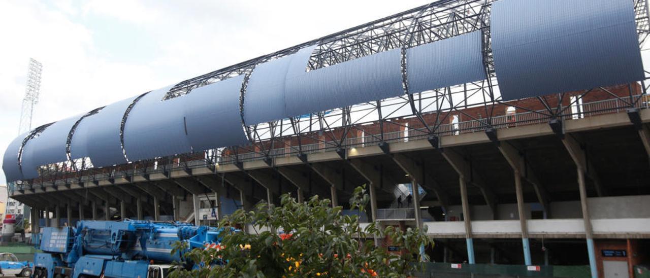 Vista de la grada de Tribuna, con parte de la chapa ya instalada sobre el soporte de la cubierta. // R. Grobas