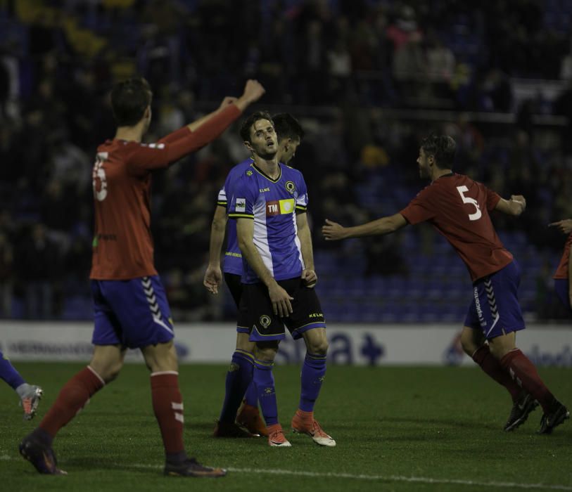 Dos errores del meta gaditano condenan al Hércules en su mejor partido de la temporada.