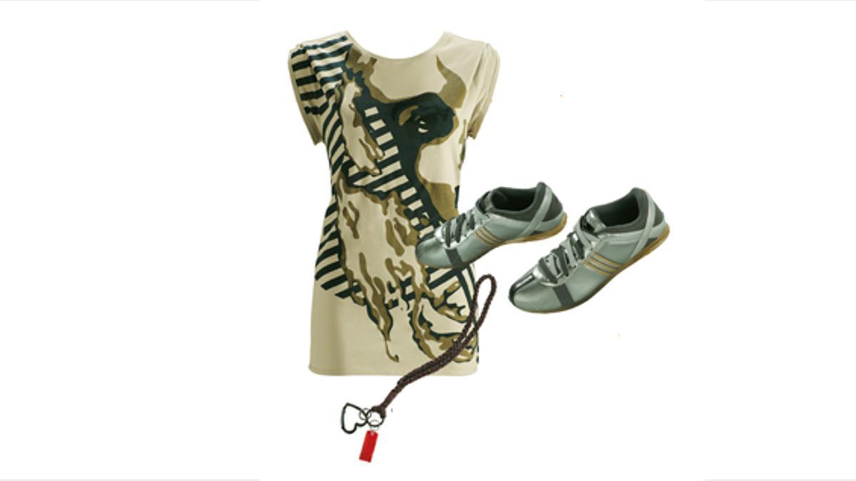 Camiseta (65 €),zapatillas (135 €)y colgante (35 €),todo de ADIDAS BYSTELLA McCARTNEY.