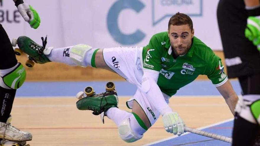 Marc Coy cae al suelo en el partido del Liceo contra el Lloret.