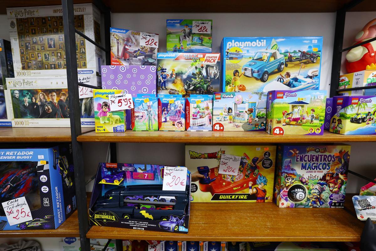 Regalos Izquierdo-Tello,  la tienda de toda la vida que dice adiós al barrio de Torrero: "Estamos aquí desde que se vendía a la antigua"