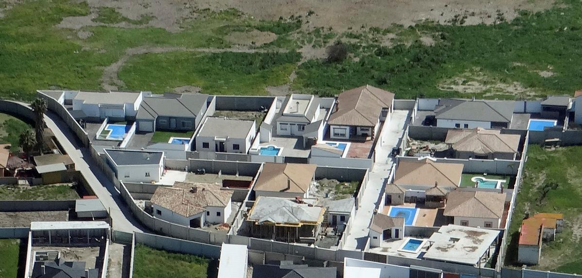 Varios chalés en una urbanización ilegal de Algeciras.