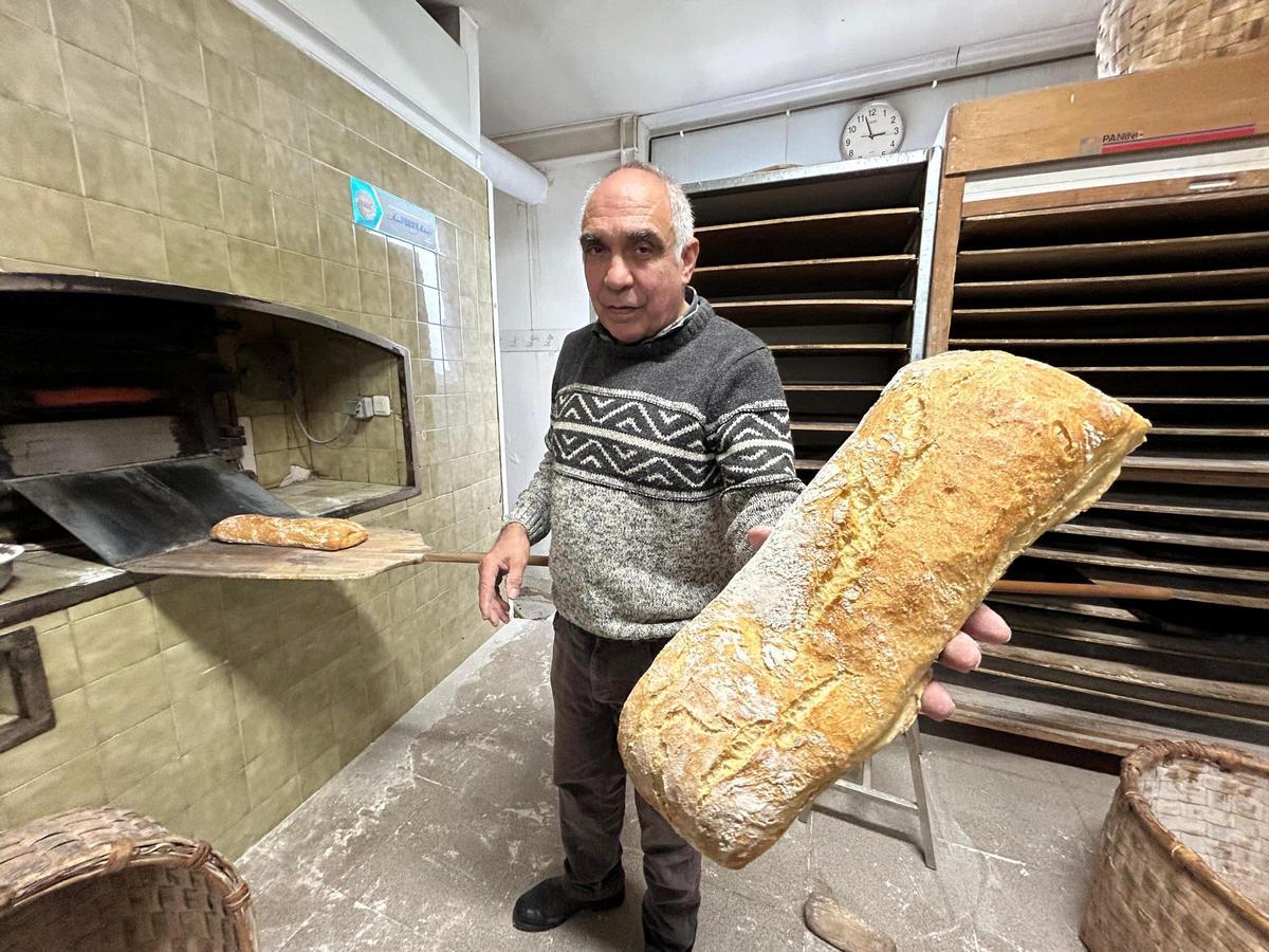 EN IMÁGENES: Luis Manuel Peláez, el último panadero de Salas que no quiere dejar de amasar