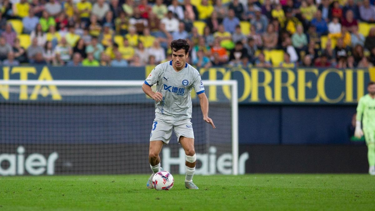 Manu Sánchez controla el balón durante un partido de la temporada pasada.