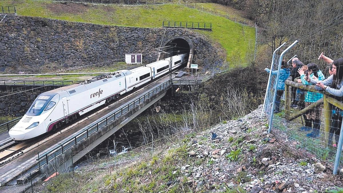 Primer AVE que llegó a Asturias, el pasado 29 de noviembre, a su paso por la variante de Pajares.