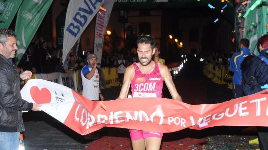 En la imagen superior, Rubén Palomeque entra en la meta de los 10 km. superando a Fran Cabrera. En la inferior izq., Vanessa Reina, Gaitán y Caldas, las tres primeras de los 5 kilómetros. Abajo a la derecha, la salida de los 10 kilómetros.