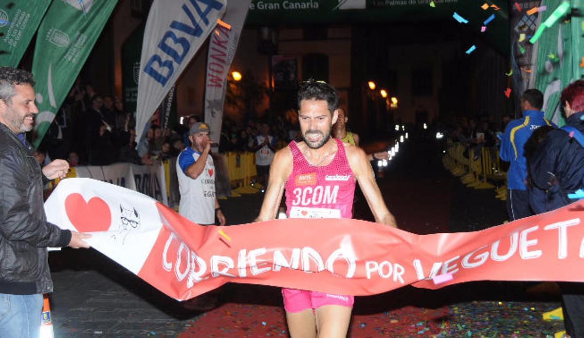 En la imagen superior, Rubén Palomeque entra en la meta de los 10 km. superando a Fran Cabrera. En la inferior izq., Vanessa Reina, Gaitán y Caldas, las tres primeras de los 5 kilómetros. Abajo a la derecha, la salida de los 10 kilómetros.