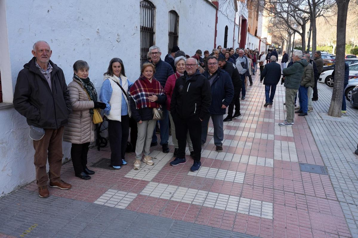 Colas desde primera hora en la plaza de toros de Castelló para comprar las entradas de la Magdalena 2026