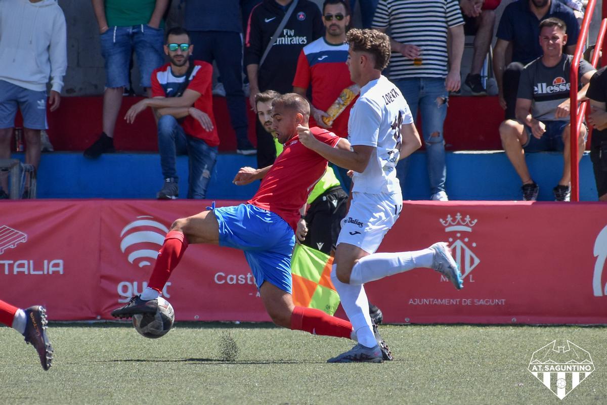 Disputa por un balón en el partido del Atlético Saguntino contra la Peña Deportiva.