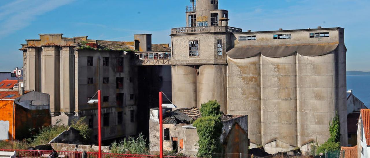 Vista de los silos y el edificio principal de La Panificadora // Marta G. Brea