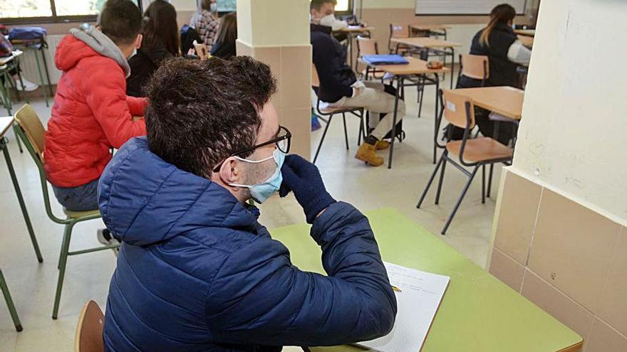 Un alumno del Castro Alobre con guantes y cazadora.   | // NOÉ PARGA