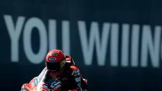 Márquez le da una lección magistral a Bezzecchi en su propia casa