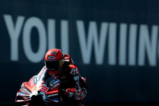 Márquez le da una lección magistral a Bezzecchi en su propia casa