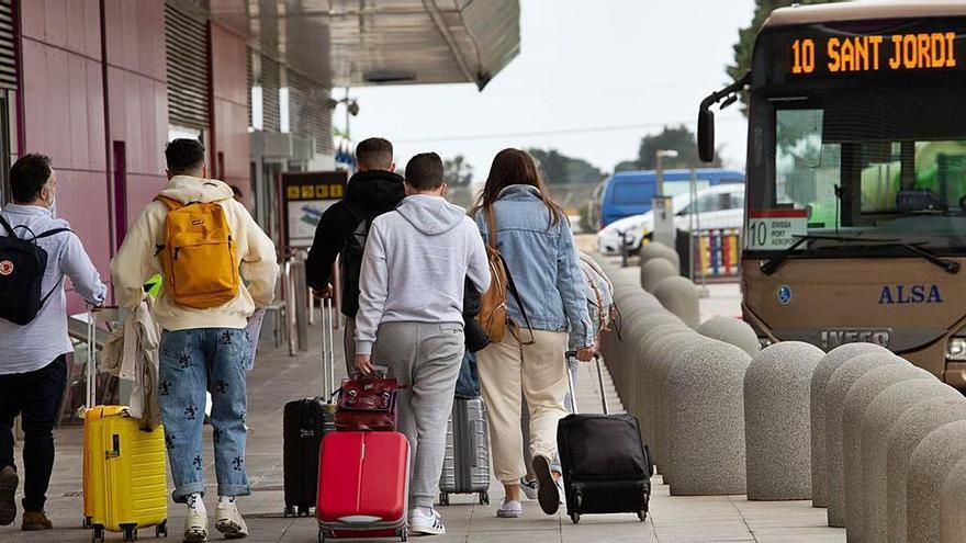 Dos vuelos cancelados y cinco retrasados por un problema en la pista del aeropuerto de Ibiza