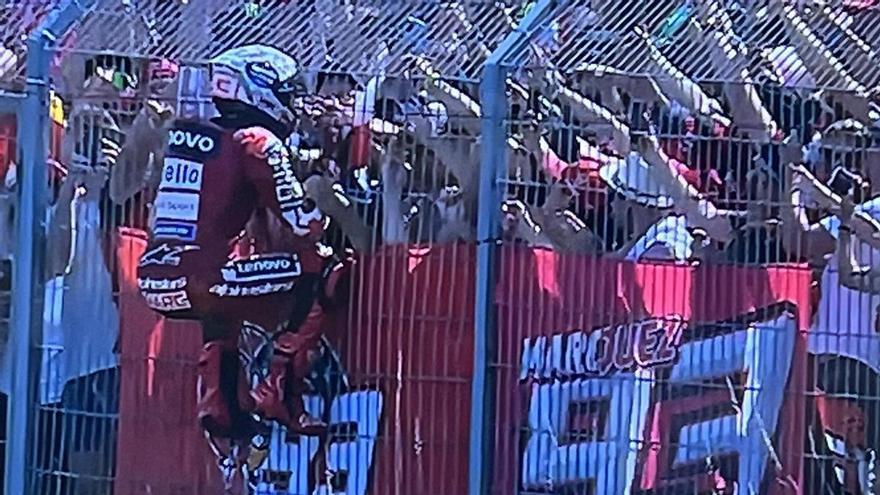 Márquez posa el Mundial potes enlaire amb una victòria de campió