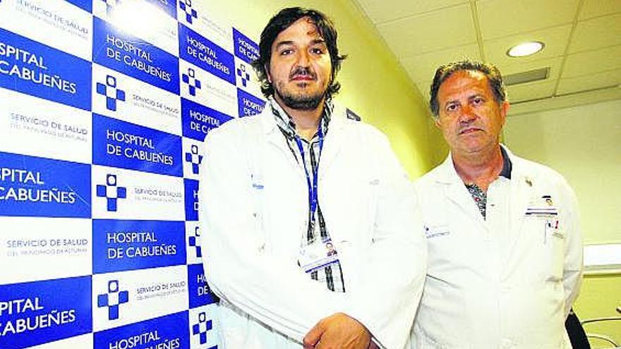 David Martínez, izquierda, y  Manuel Saiz, jefes de turno de celadores, en el Hospital de Cabueñes.