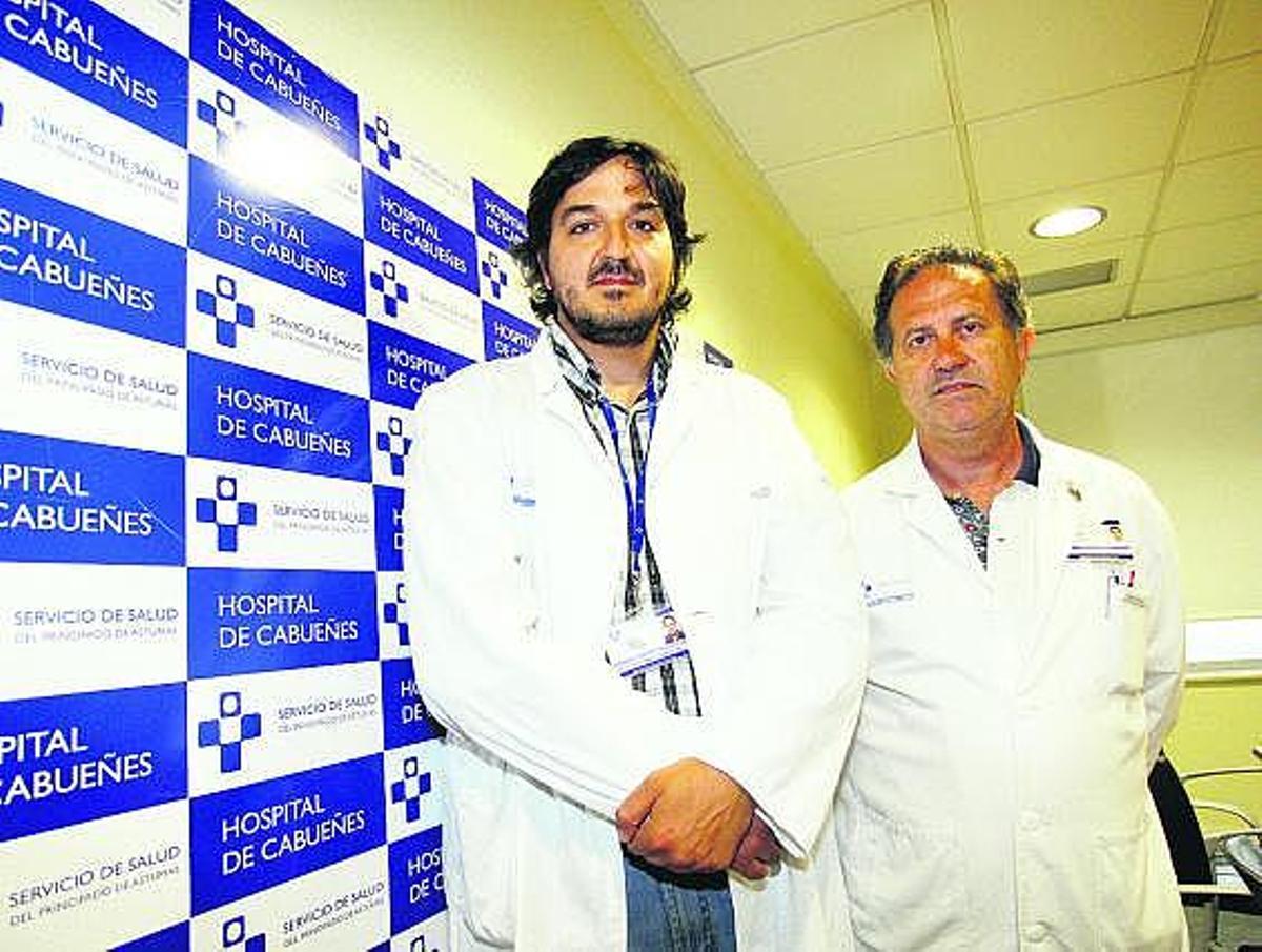 David Martínez, izquierda, y  Manuel Saiz, jefes de turno de celadores, en el Hospital de Cabueñes.